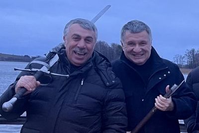 Аваков с топором, а Комаровский с мечом. Фото: Twitter Arsen Avakov