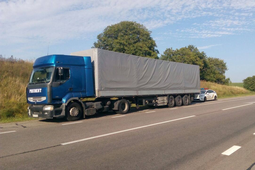 Заїзд великогабаритного транспорту до Києва під час повітряної тривоги заборонено. Фото: facebook.com/lvivpolice