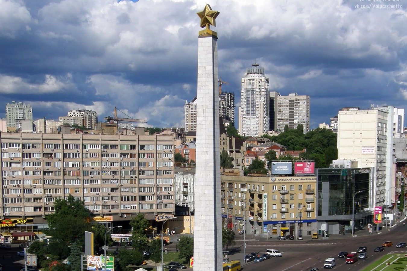 Мінкультури позбавило охоронного статусу обеліск на честь міста-героя Києва на Галицькій площі. Фото: Мінкультури