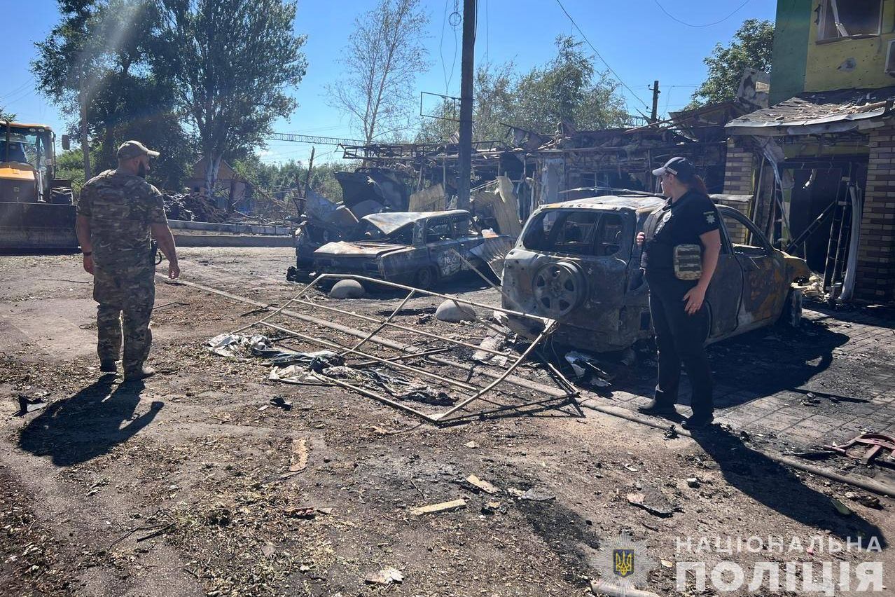 Последствия удара врага по Вольнянску. Фото: Нацполиция