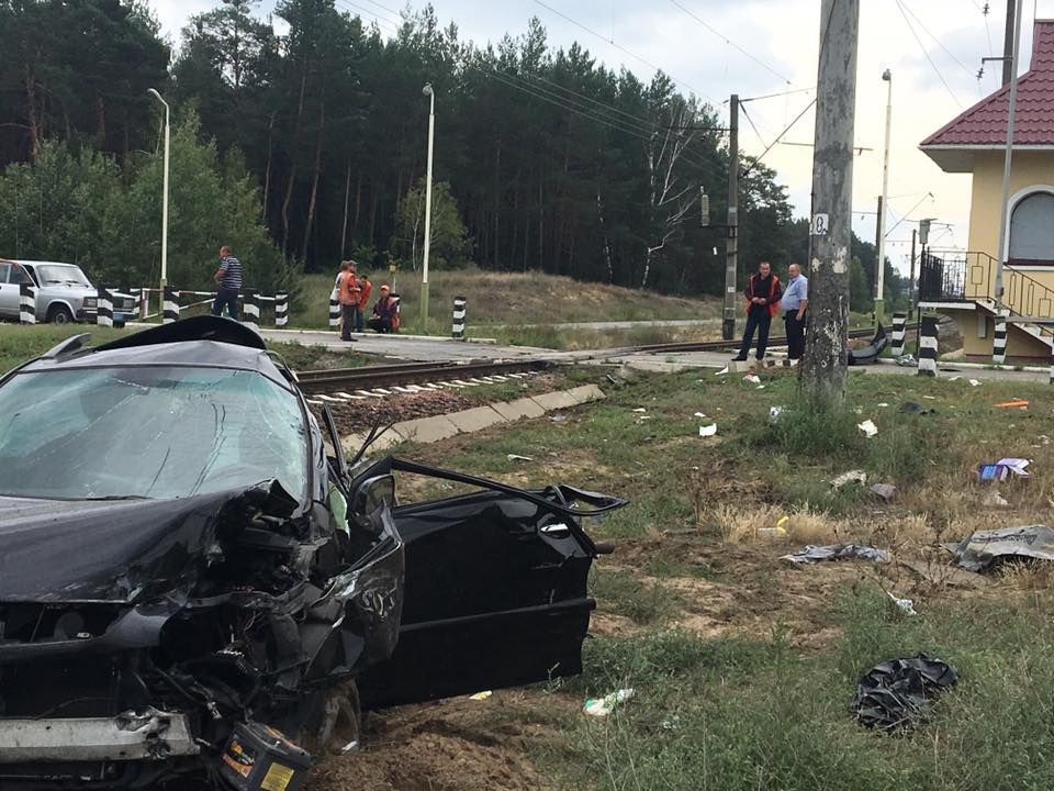 Поезд Бердянск- Киев снес Лексус на переезде в районе Новых Безрадычей. Фото: facebook.com/Васильев_Вадим