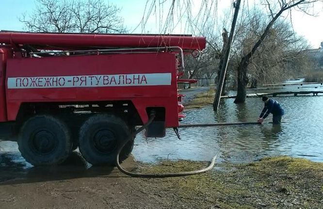 З-за пошкодження дамби десять присадибних ділянок населеного пункту опинилися під загрозою підтоплення. Фото: volyn.dsns.gov.ua