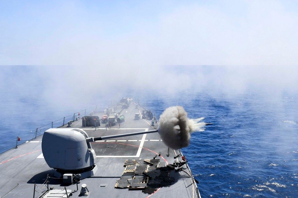 Ракетный эсминец США Carney (DDG 64) класса Arleigh Burke. Фото: c6f.navy.mil