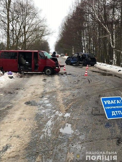 У Рівненській області легковик зіткнувся з мікроавтобусом, постраждали 6 осіб