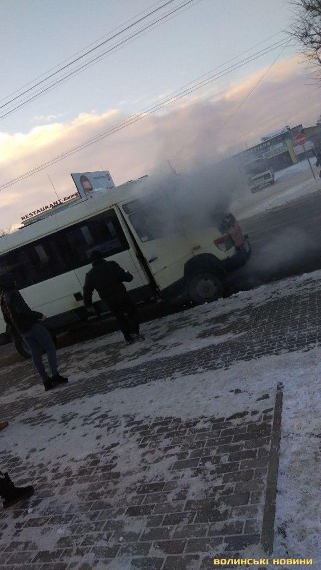 Інший водій прийшов на допомогу водієві, в котрого загорілася маршрутка.