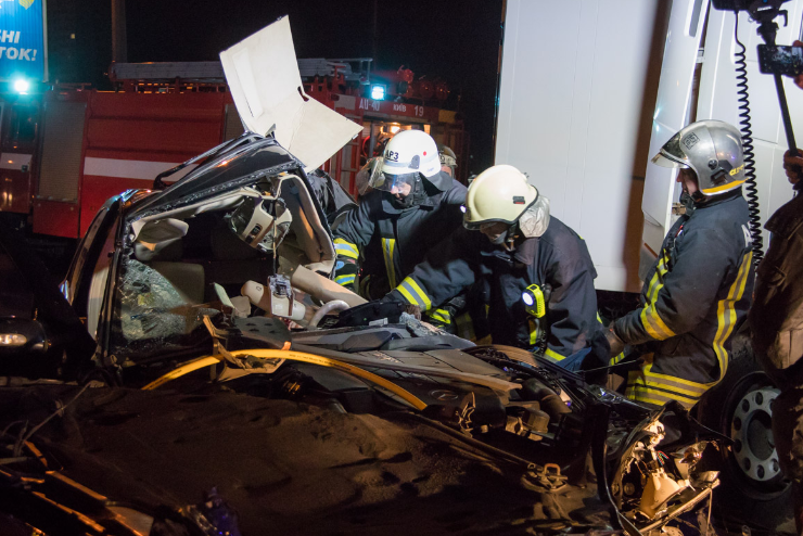 В Киеве Mercedes на скорости влетел в легковушку, водитель погиб. Фото: Информатор