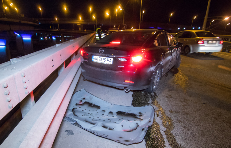 Ночью в Киеве пьяный водитель Mazda влетел в отбойник. Фото: Информатор