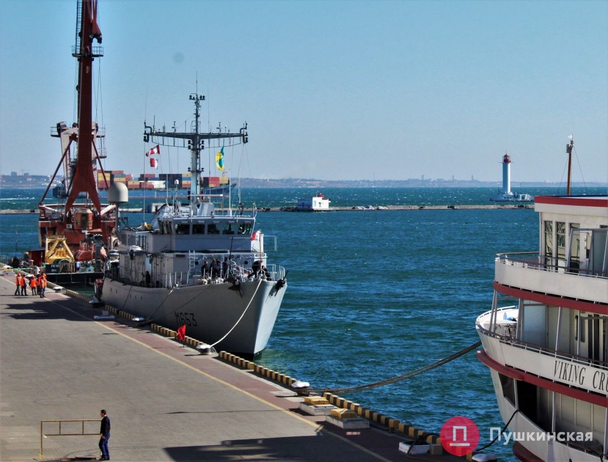 Военный французский корабль в Одесском порту.