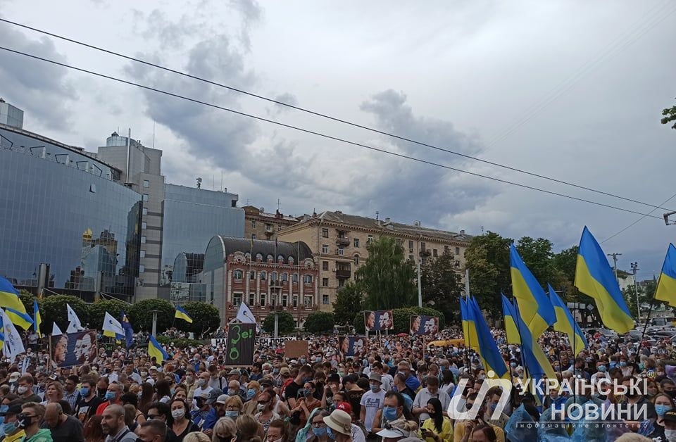 Группа поддержки Порошенко в несколько тысяч человек