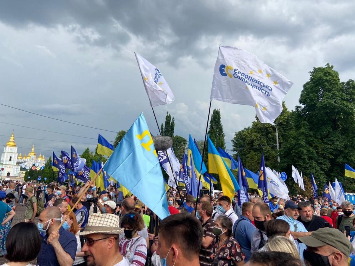 Перед Печерским судом люди с украинскими и крымско-татарскими флагами. Фото: пресс-служба 