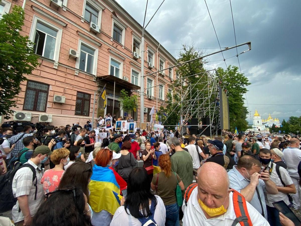 Больше двух тысяч человек пришли поддержать Петра Порошенко. Фото: пресс-служба 