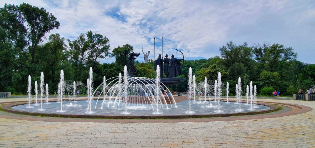 Пам'ятник засновникам Києва з підсвічуванням.  фото: