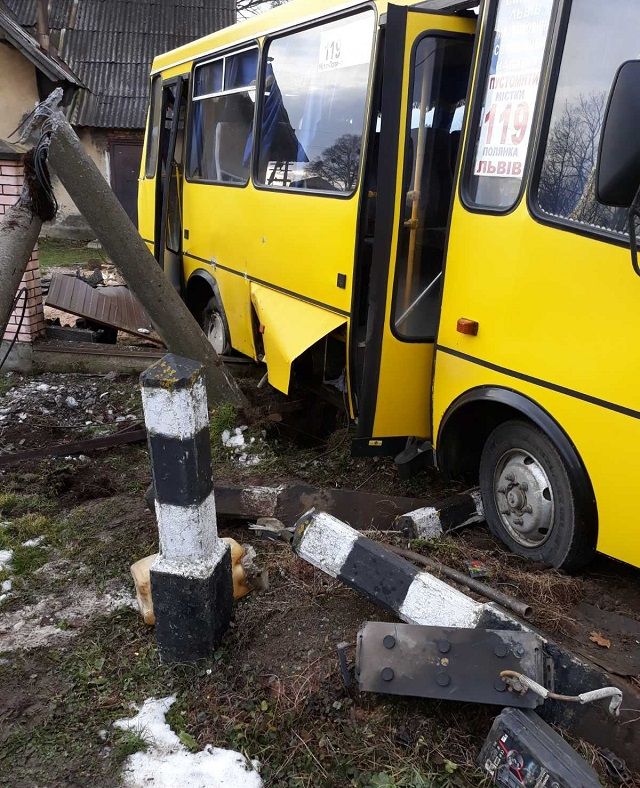 Во Львовской области поезд протаранил маршрутку. Фото: Львовская железная дорога