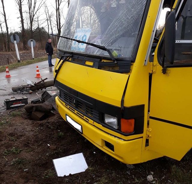 Поезд столкнулся с автобусом на железнодорожном переезде. Фото: Львовская железная дорога