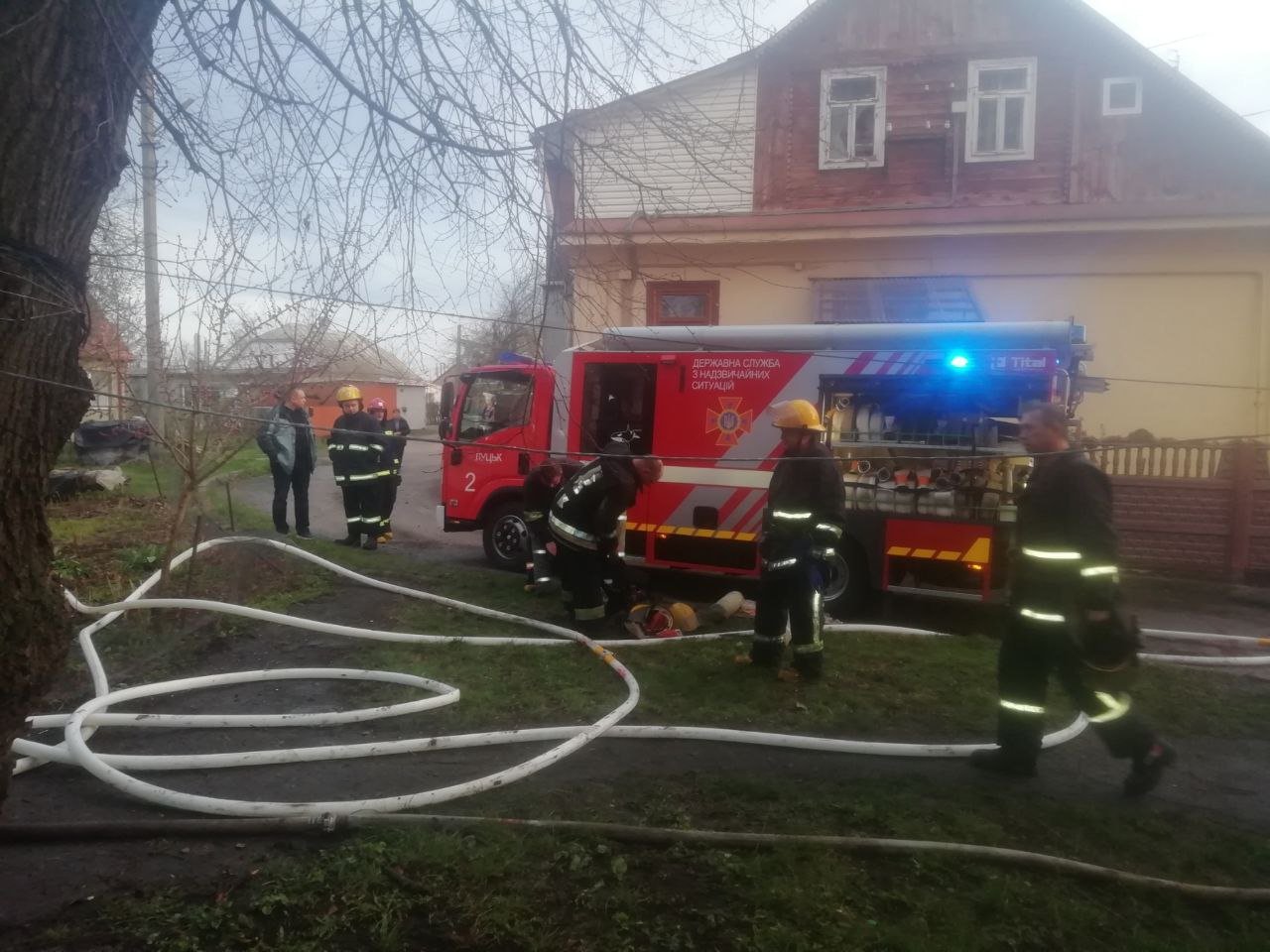 Пожарные спасли ребенка, которого вынесли из задымленного дома. Фото: ГосЧС