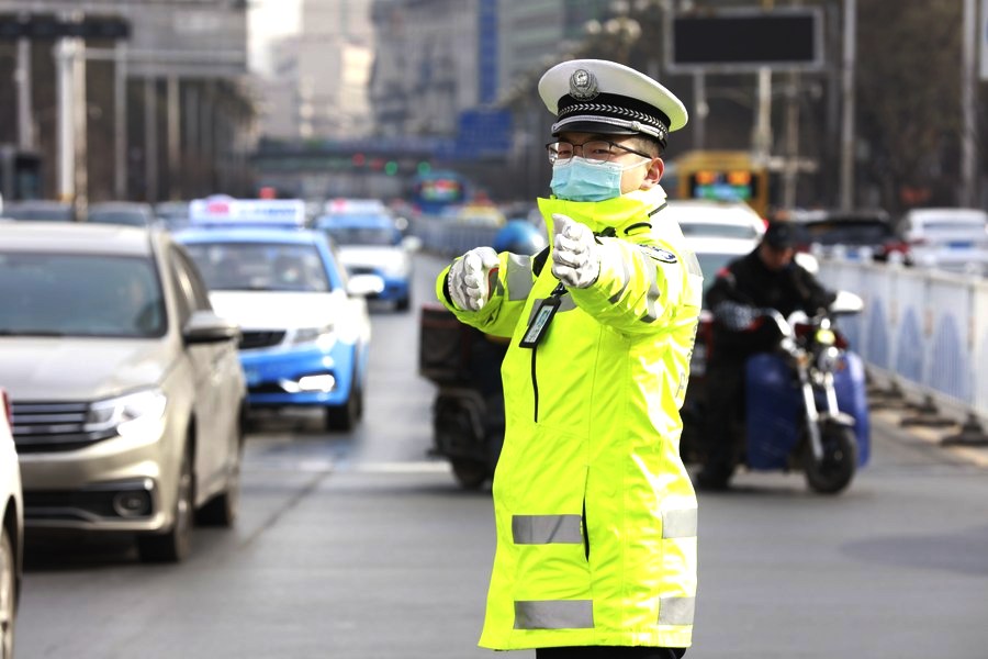 A traffic police officer directs traffic in Lanzhou, northwest China's Gansu Province. Photo by Xinhua.