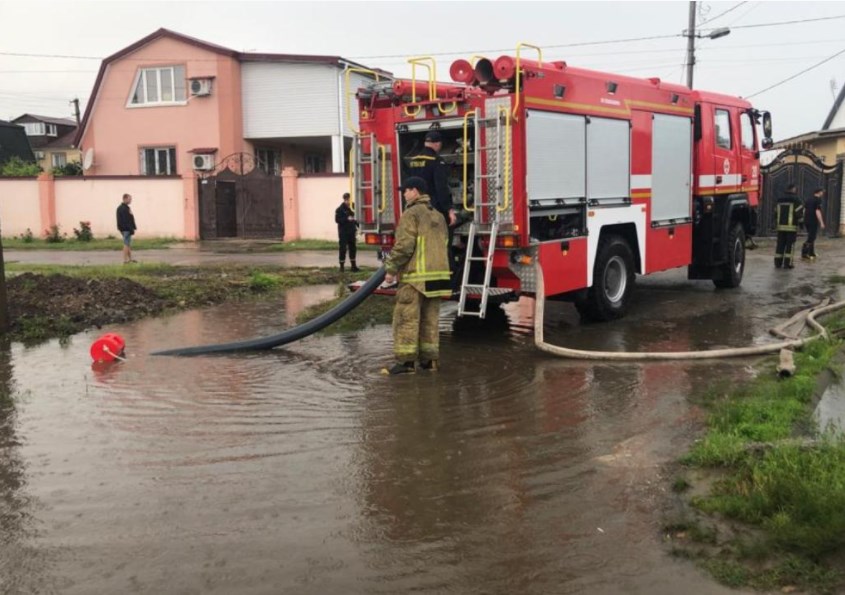 Відкачування води. Фото: dsns.gov.ua