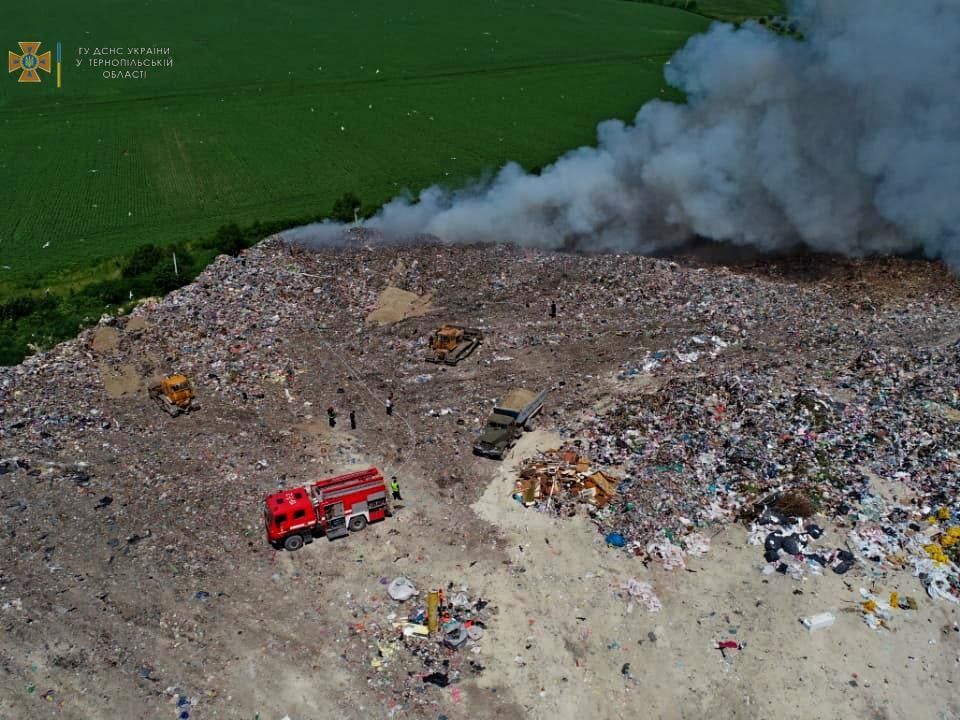 Пожежа в Тернопільській області на звалищі.  Фото: ГСЧС