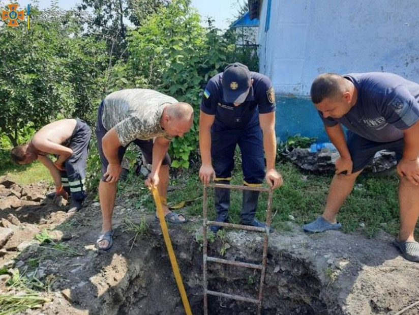 Мужчина упал в колодец в Винницкой области. Фото: ГосЧС