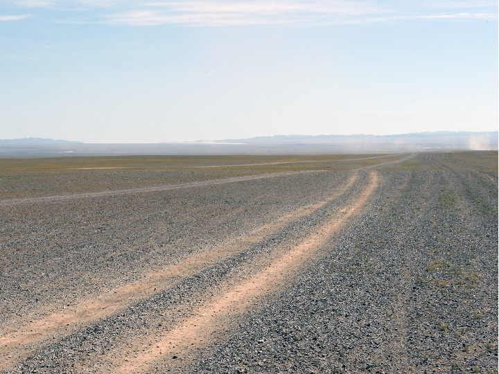 The road through the desert in Mongolia. Photo by Xinhua. 