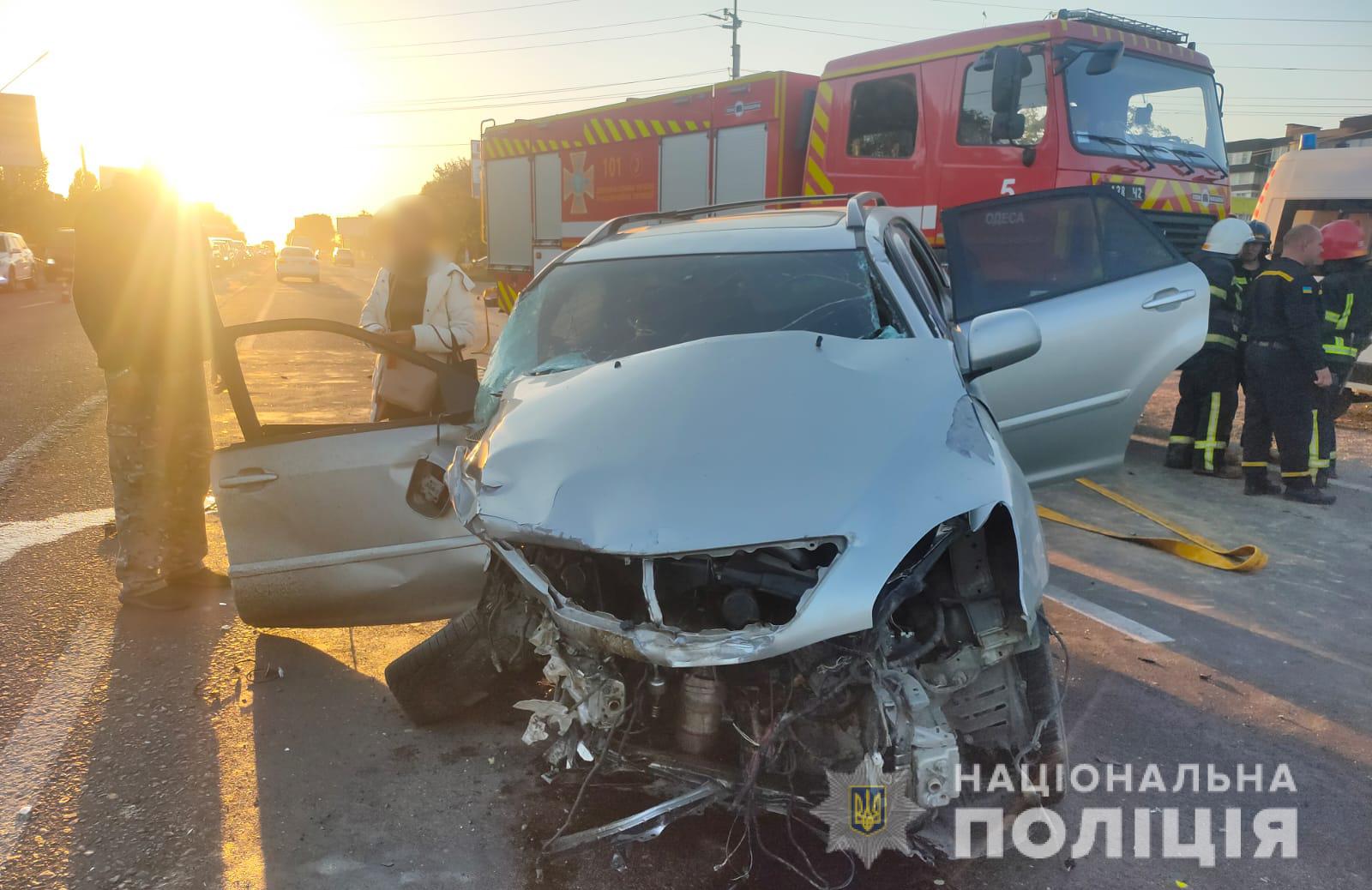 В Одесской области иномарка протаранила автомобиль с военными, пять человек оказались в больнице. Фото: Нацполиция