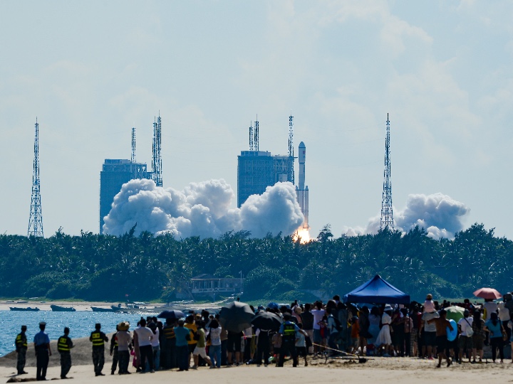 The Long March-7 Y4 rocket, carrying Tianzhou-3, blasts off from the Wenchang Spacecraft Launch Site in south China's Hainan Province.  Photo by Xinhua/Zhou Jiayi.