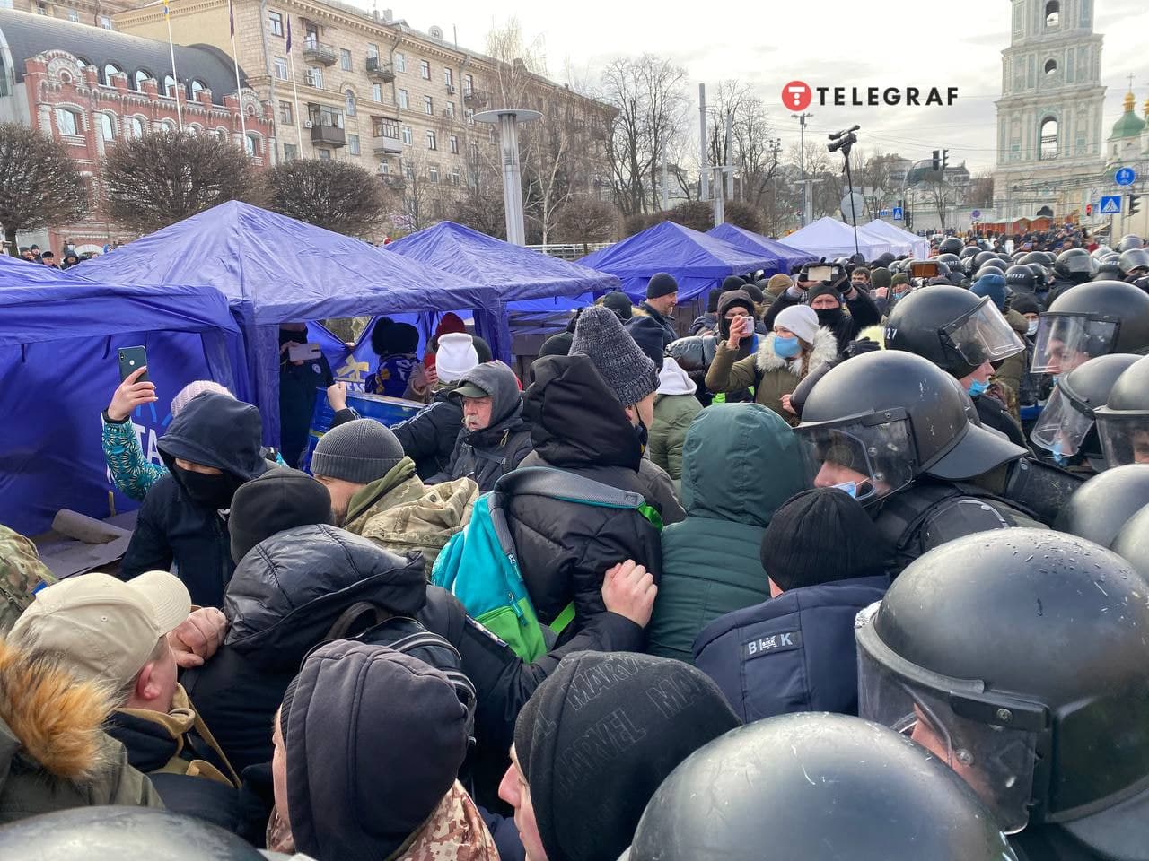 Полицейские и сторонники Порошенко. Фото: Телеграф / Ян Доброносов