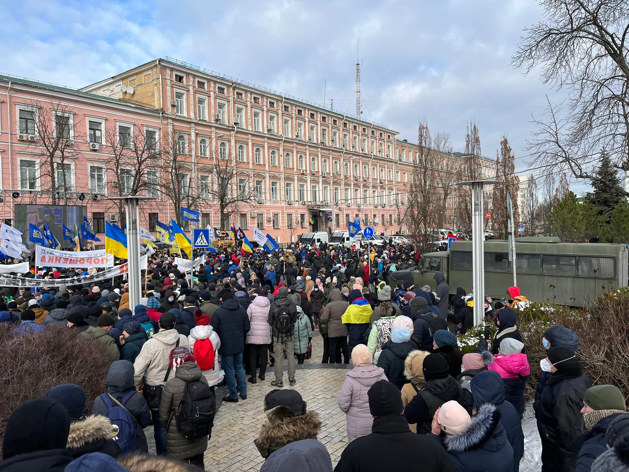 Митинг сторонников Порошенко под Печерским райсудом Киева. 