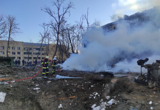 Обломки ракеты упали на пятиэтажный дом на Подоле. Фото: ГосЧС