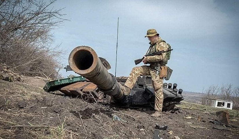 Украинский военный у башни уничтоженного танка (иллюстрация). Фото: Генштаб ВСУ