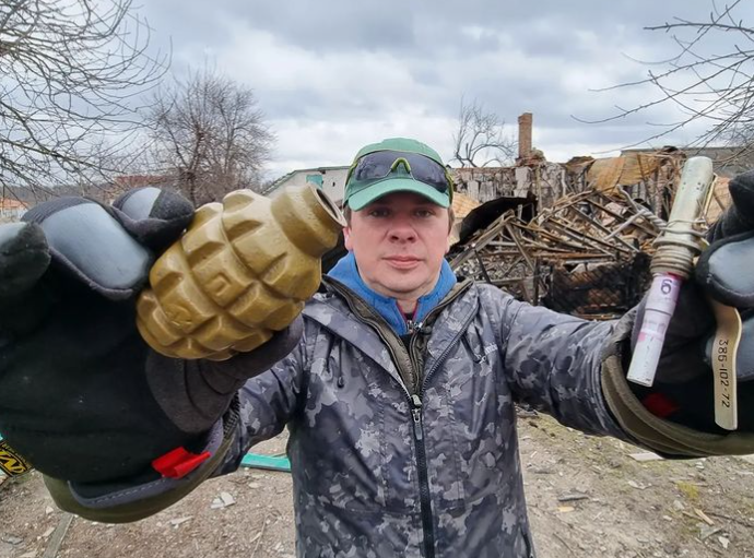 Комаров показав, як окупанти мінували будинки мирних мешканців. Фото: Instagram/komarovmir