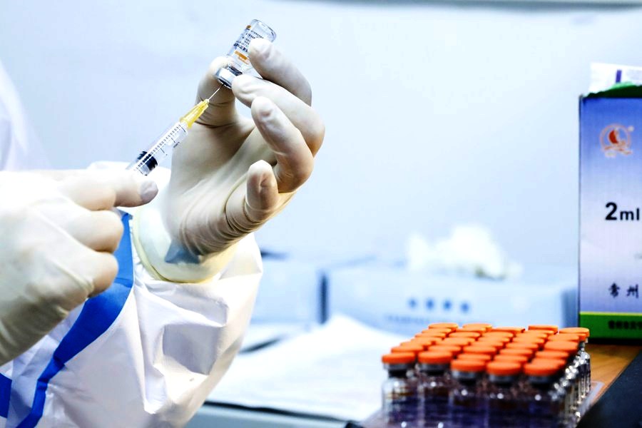 A medical worker prepares a dose of COVID-19 vaccine at a vaccination site in Beijing, capital of China. Photo by Xinhua/Zhang Yuwei.