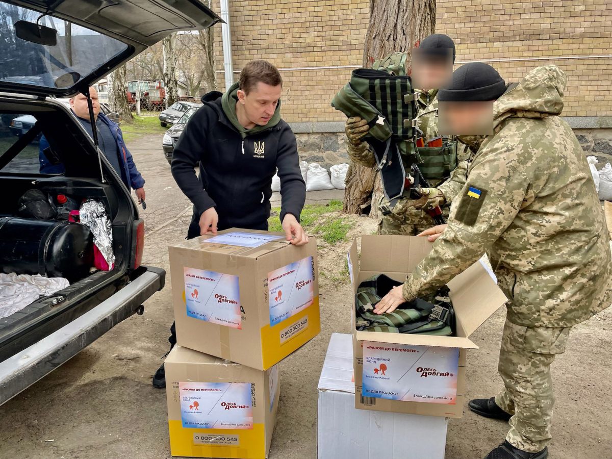 Олесь Довгий під час доставки екіпіровки військовим підрозділам