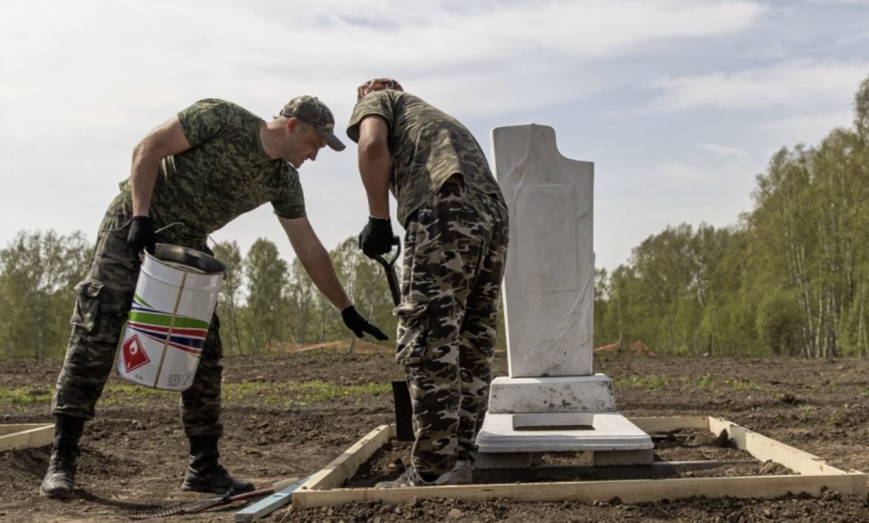 В России прошел конкурс по украшению могил. Фото: Александр Ощепков/НГС.