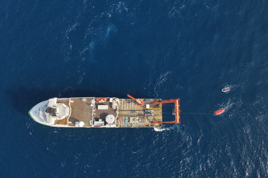 The deep-sea manned submersible Shenhai Yongshi (Deep Sea Warrior) and its mother ship Tansuo-2. Photo by Xinhua/Zhang Liyun.