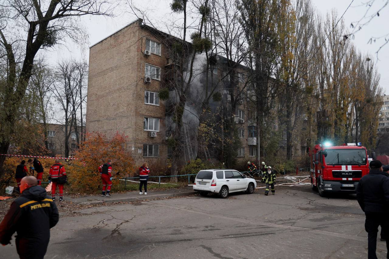 Дом в Киеве, куда попали российские ракеты. Фото: социальные сети