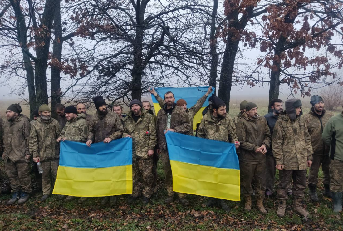 Возвращение украинских военных из плена. Фото: telegram/Андрей Ермак