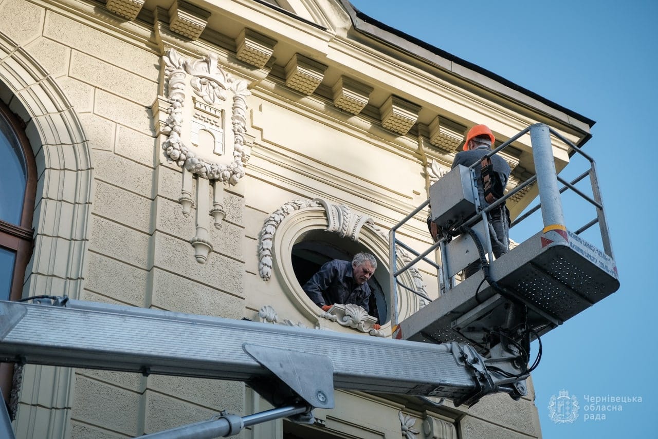 Демонтаж погруддя Пушкіна. Фото: Чернівецька обласна рада