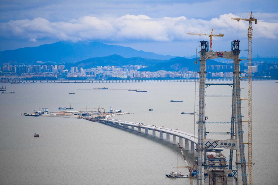 The construction site of the Lingdingyang Bridge, one of the key projects of the Shenzhen-Zhongshan highway link, in south China's Guangdong Province. Photo by Xinhua/Deng Hua.