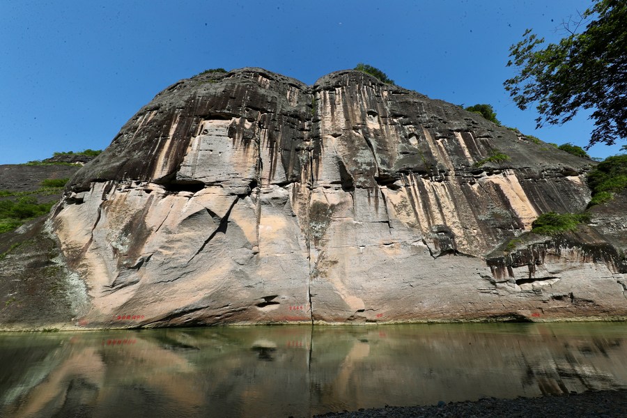 The ancient relic of rock shelters with wooden boat coffins of Mount Wuyi in southeast China's Fujian Province. Photo by Xinhua/Jiang Kehong.