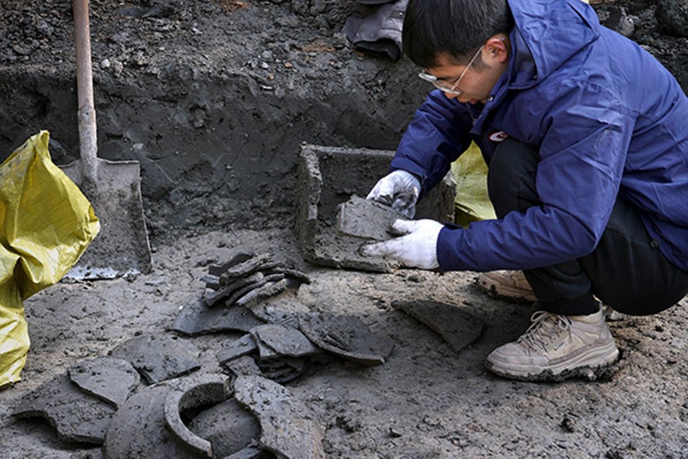 Chinese archaeologists at work. Photo by Xinhua.