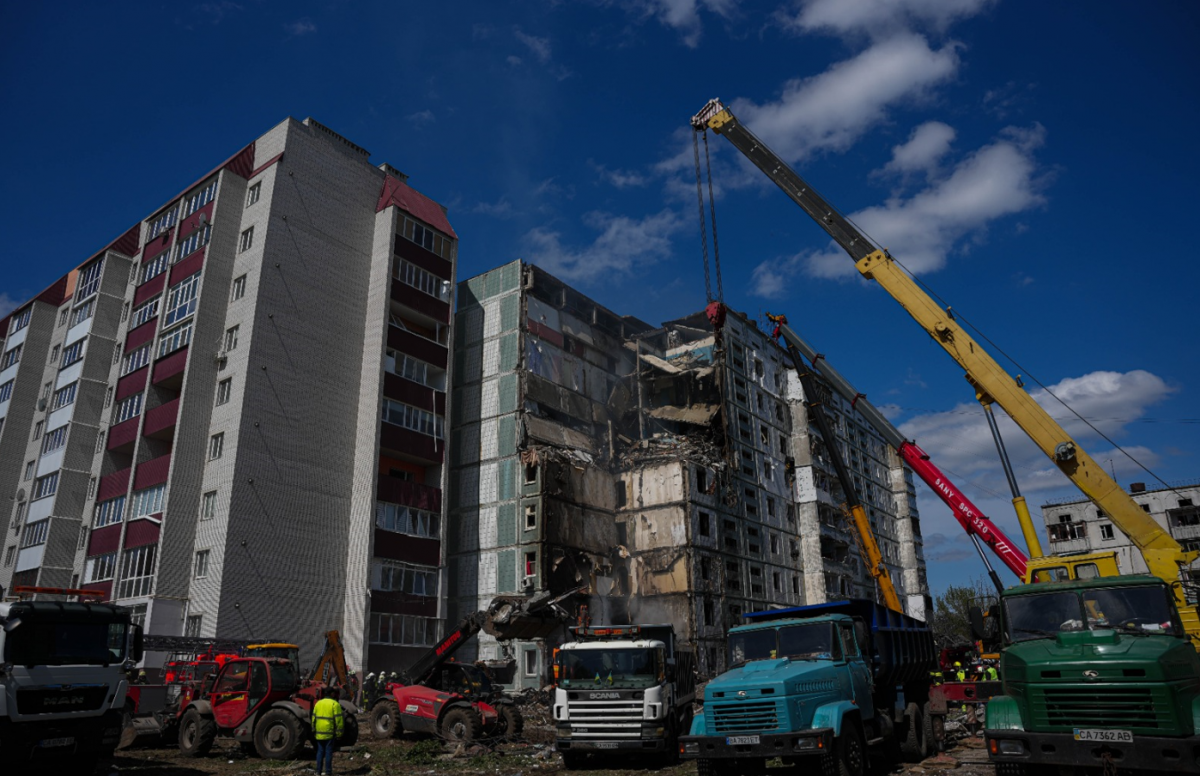 Российская ракета попала в многоэтажное здание.  Фото: ГСЧС