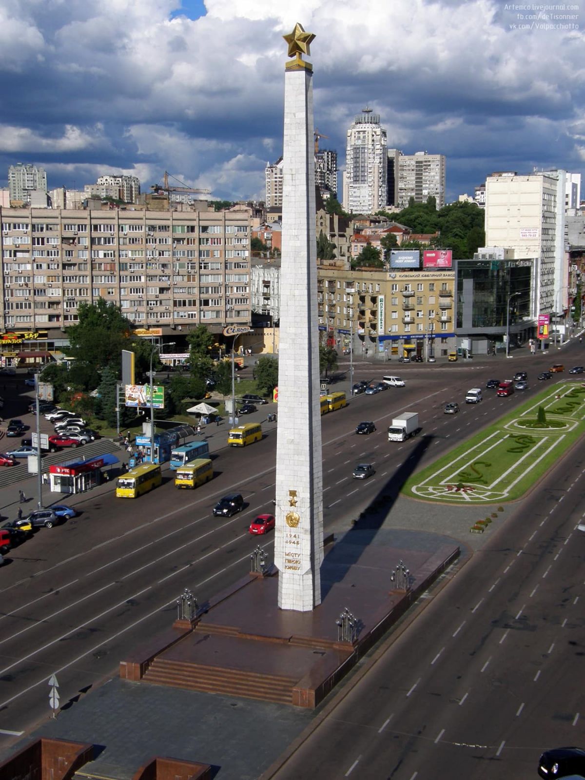 Обеліск на честь міста-героя Києва на Галицькій площі. Фото: Мінкультури