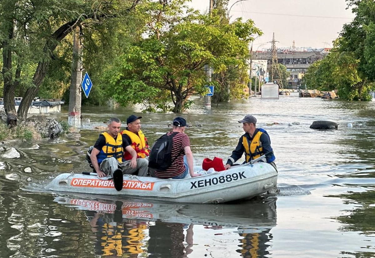 Евакуація мешканців Херсона під час затоплення міста (архівне фото). Фото: ДСНС України