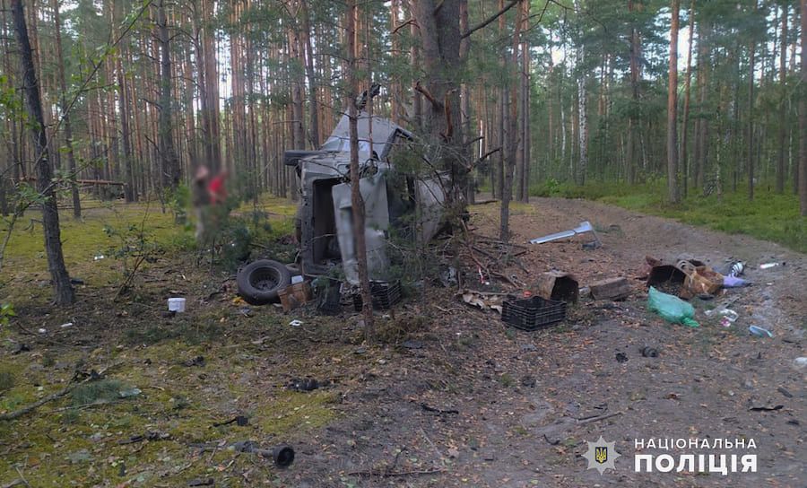 У Житомирській області чоловік загинув після підриву автомобіля на міні. Фото: Національна поліція