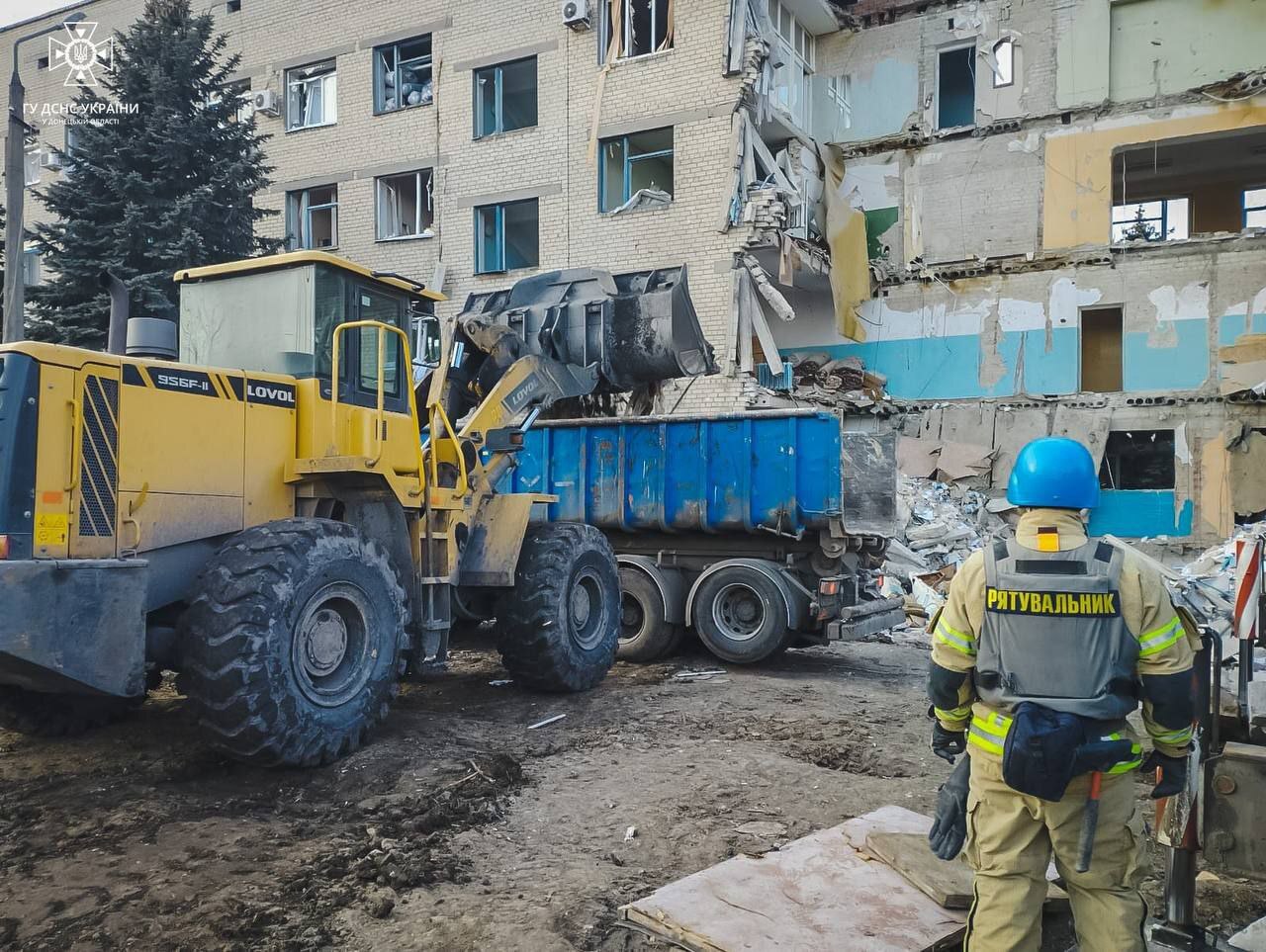 Рятувальники працюють  в Селидовому після ракетного удару ворога. Фото: telegram/МВС України