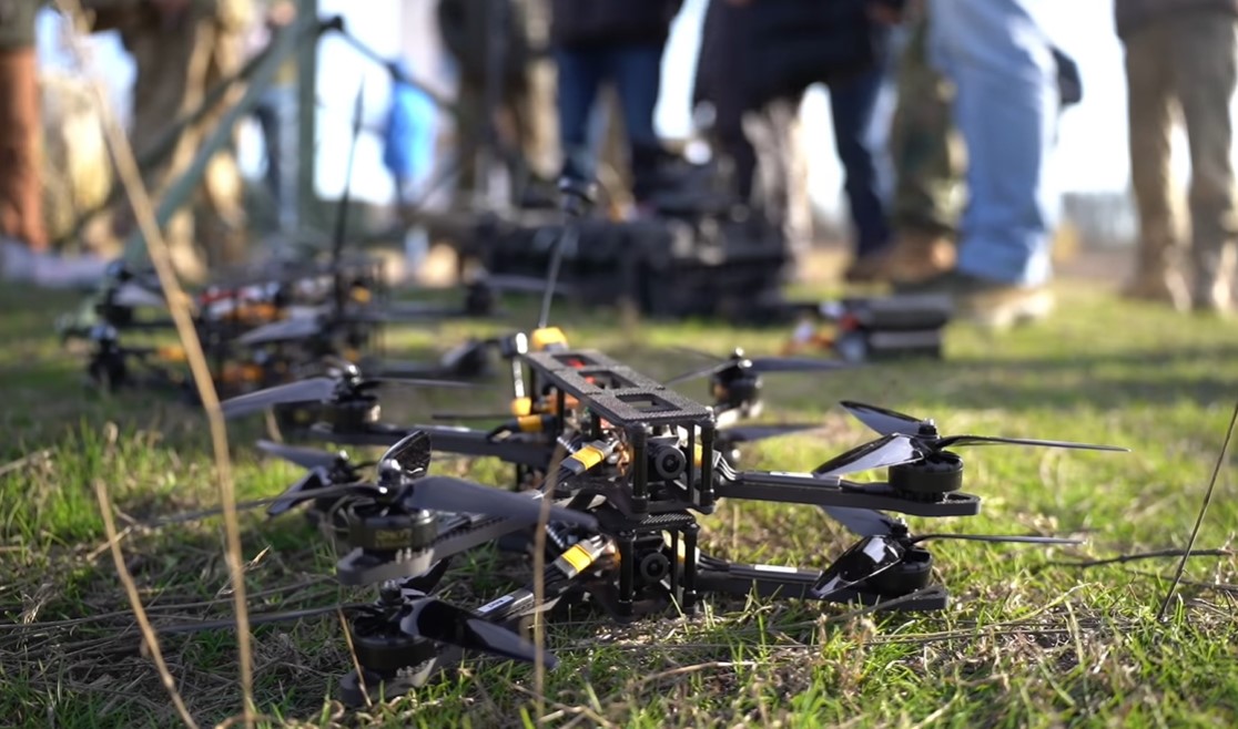 Міноборони провело випробовування нових українських FPV-дронів. Фото: Facebook.