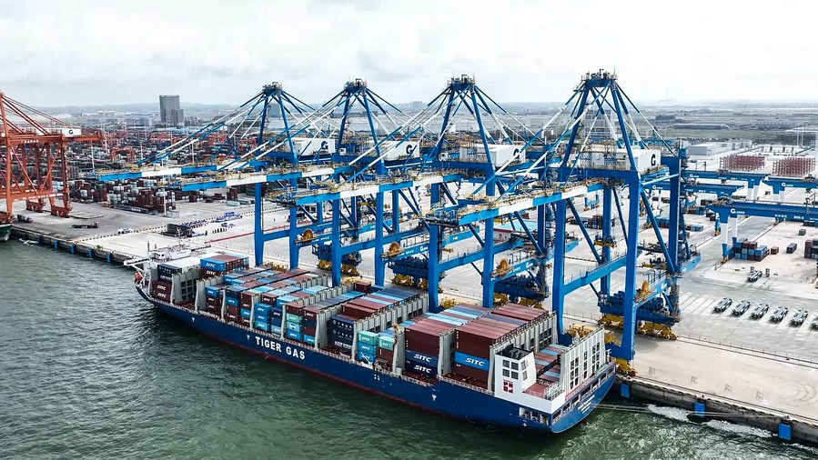 A container ship docking at an automation wharf of Qinzhou Port for unloading in Qinzhou, south China's Guangxi Zhuang Autonomous Region. Photo by Xinhua/Zhang Ailin.