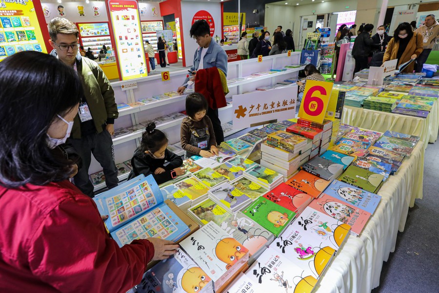 Visitors select books during the 10th China Shanghai International Children's Book Fair in east China's Shanghai. Photo by Xinhua/Xin Mengchen.