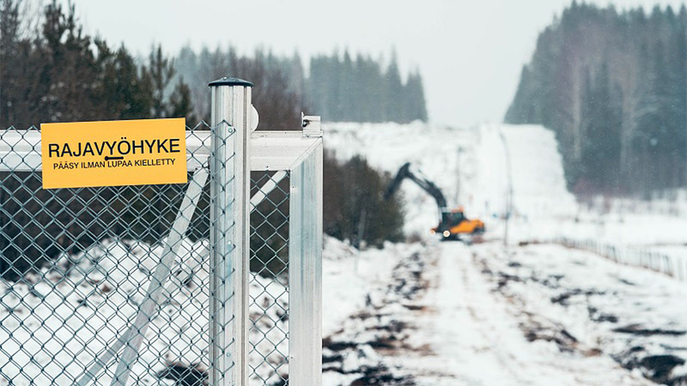 Сооружение заграждений на границе Финляндии с Россией. Фото: Raja.fi.